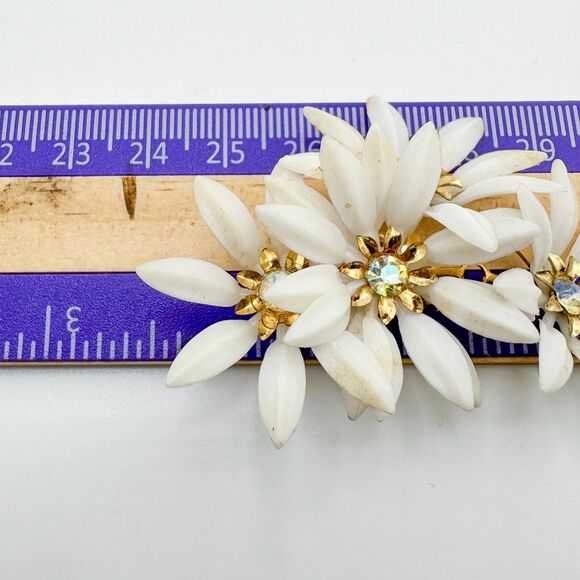 Vintage Daisy Cluster White Earrings Clip On Aurora Borealis Rhinestone Glamour - Picture 7 of 8